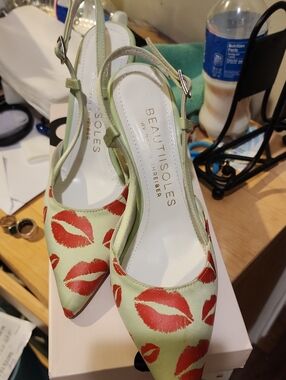BeautiSoles Light Green Slingback Pumps with Red Lip Print